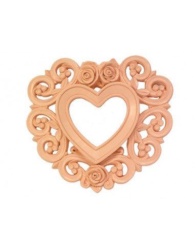 Cornice a cuore in gesso rosa fatta a mano Virginia Ceramiche, con dettagli floreali scolpiti. Eleganza romantica per decorazioni o regali speciali.