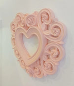 Dettaglio laterale cornice a cuore rosa Virginia Ceramiche, lavorazione artigianale in gesso.