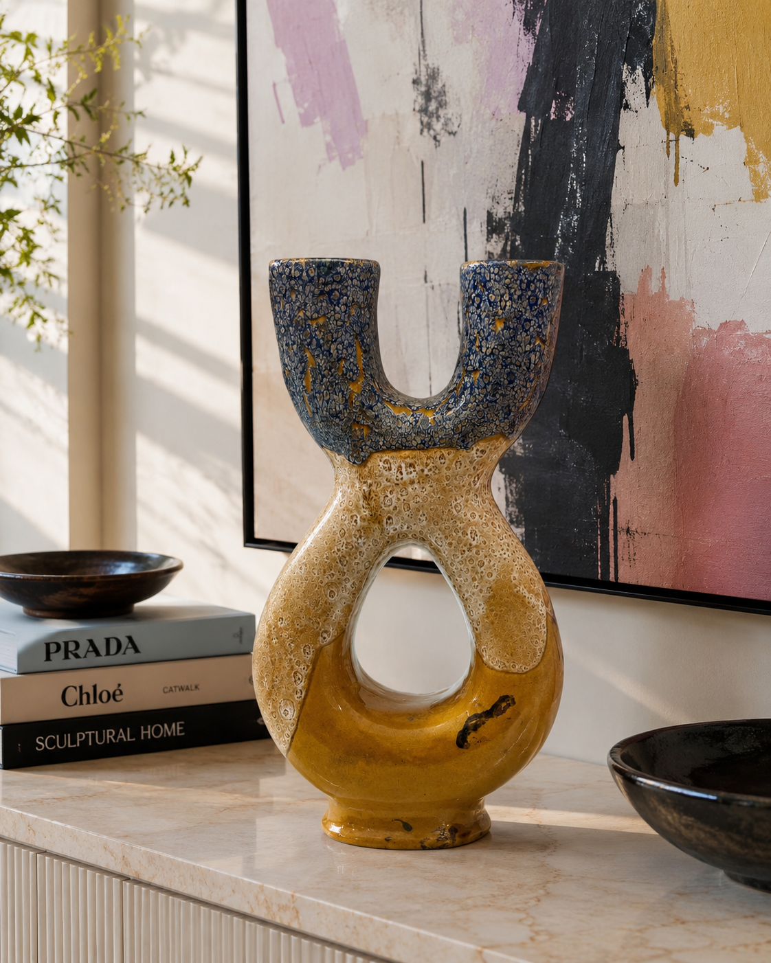 Vaso artigianale con doppia apertura: un complemento d’arredo scultoreo e unico