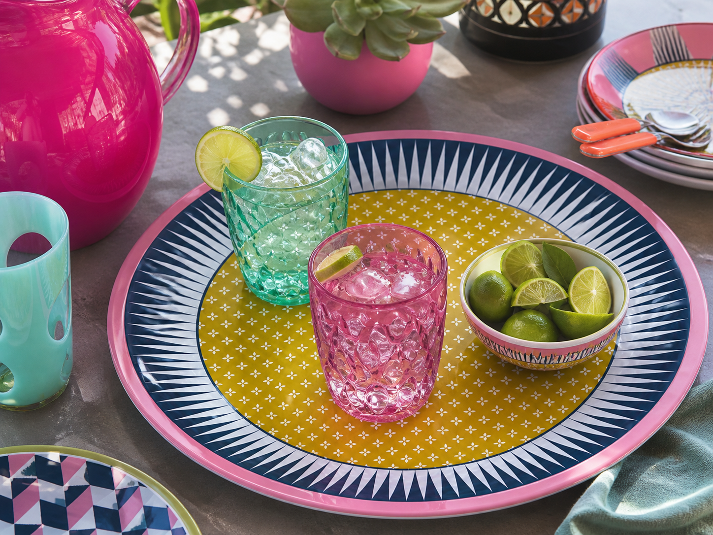 Vassoio Modern Vesta Ø38 cm in melamina con pattern geometrico, perfetto per aperitivi outdoor con bicchieri colorati e mise en place estiva
