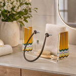 Contenitore Charlotte Piccola Rainbow Vesta Home in plexiglass trasparente con manici in ecopelle, utilizzato come organizer bagno con asciugamano e accessori su piano moderno
