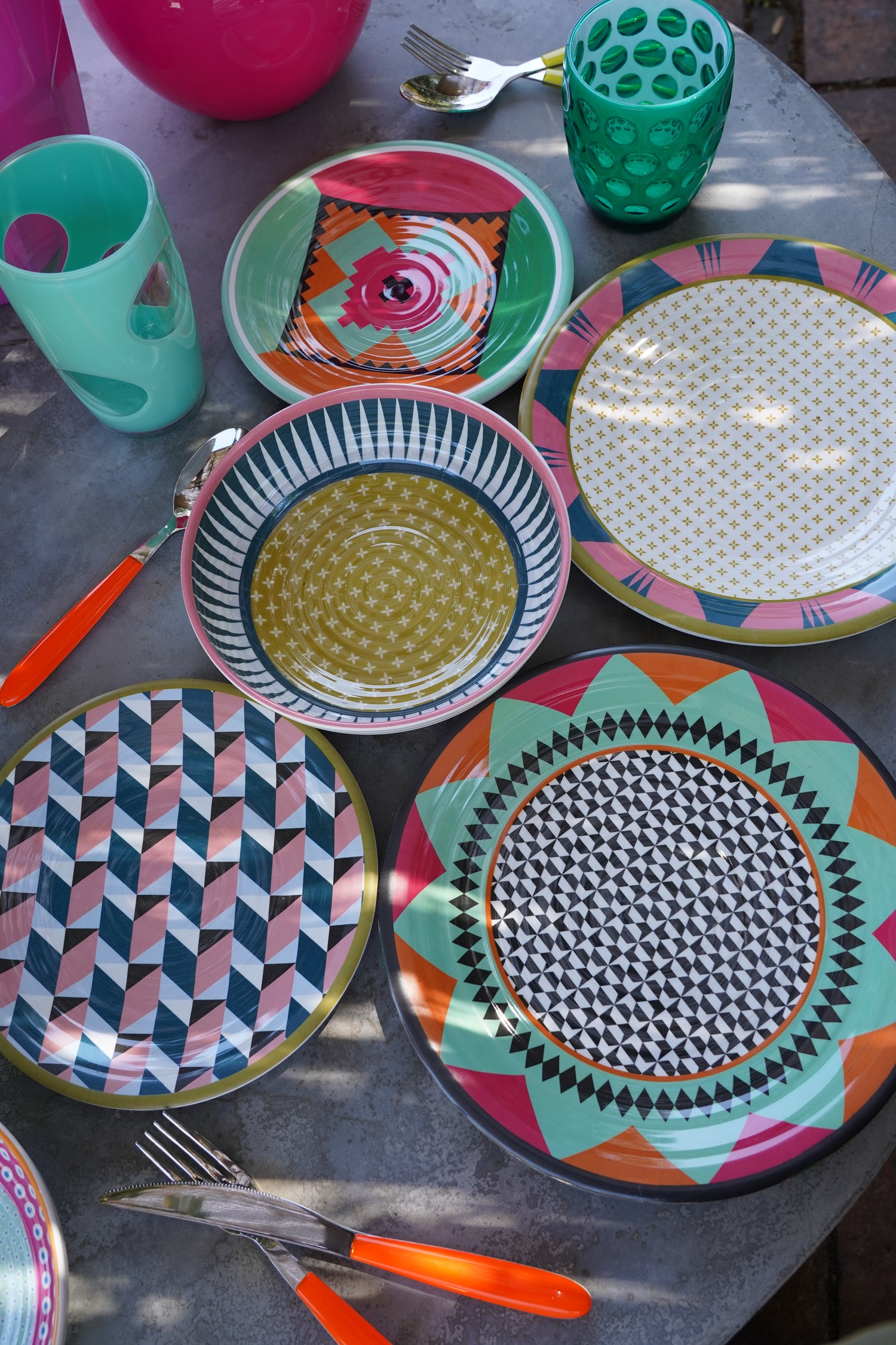 Collezione piatti Modern Vesta in melamina, mix di design geometrici colorati per tavola elegante indoor e outdoor