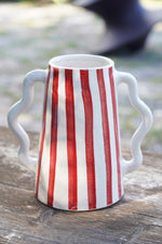 Brocca in ceramica artigianale con righe verticali rosse e doppio manico ondulato, stile rustico elegante