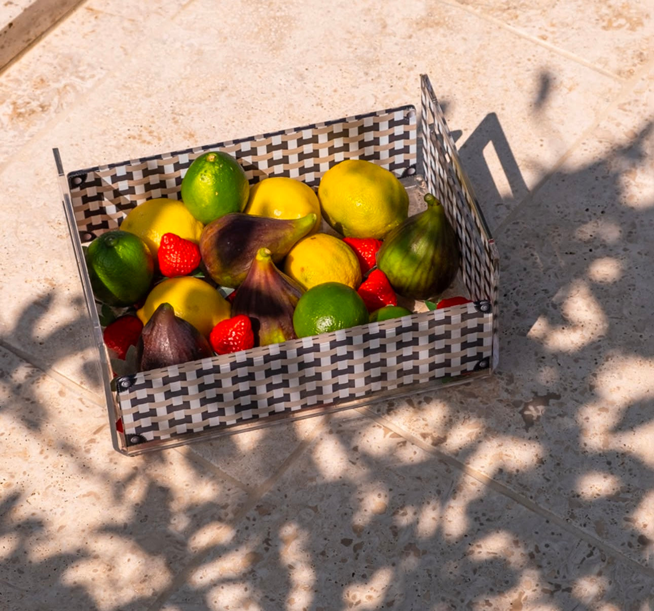 Cassetta portaoggetti Vesta in cristallo acrilico con design moderno, adatta a cucina, bagno, barca, giardino, e spazi outdoor eleganti. Disponibile in due colori: arancione e celeste