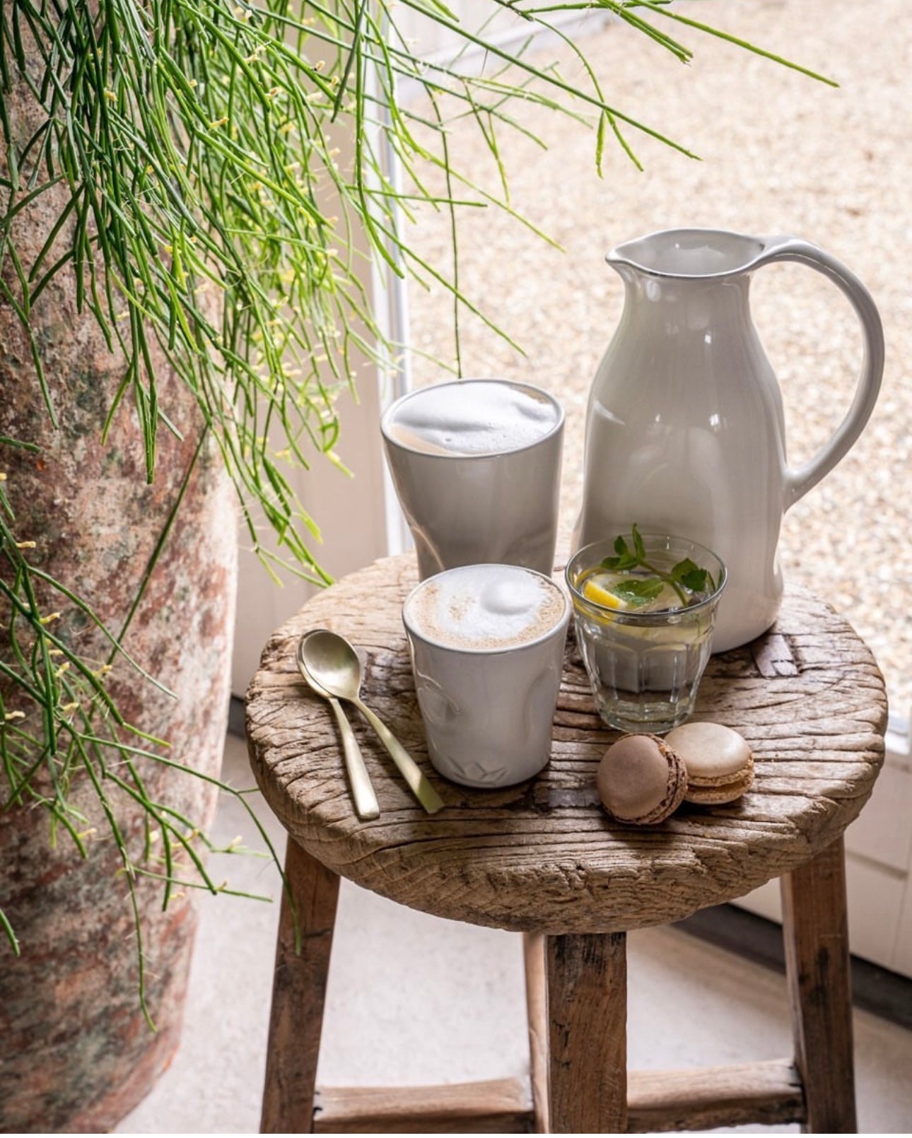 Caraffa in ceramica smaltata artigianale Dutch Deluxes bianca con manico