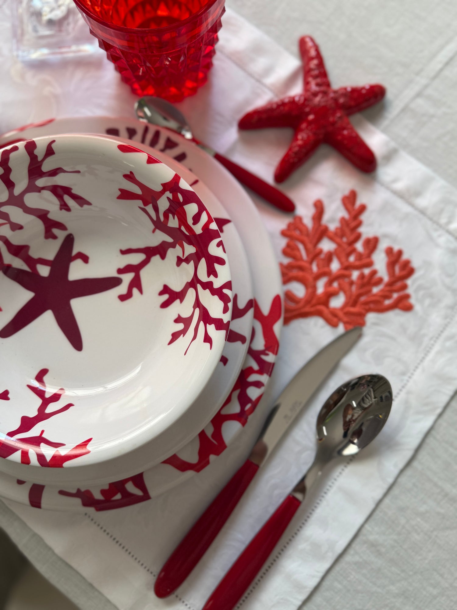Set americano con ricamo a mano “Corallo Rosso”: eleganza mediterranea per la tua tavola