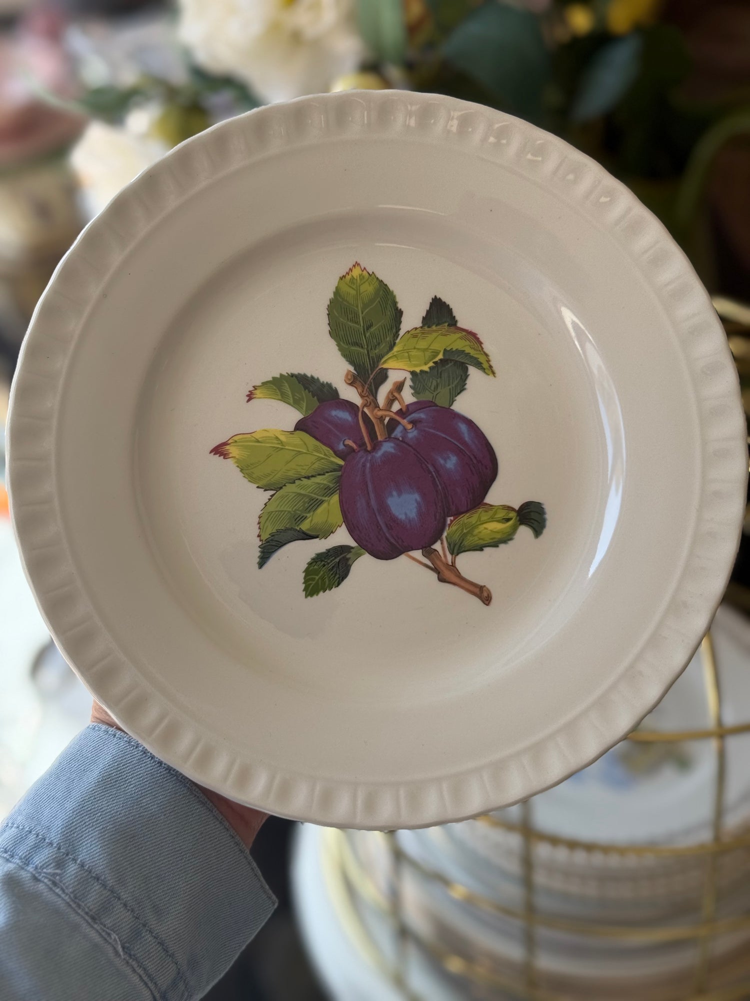 Piatto vintage con decoro prugne e foglie, ceramica bianca bordo lavorato