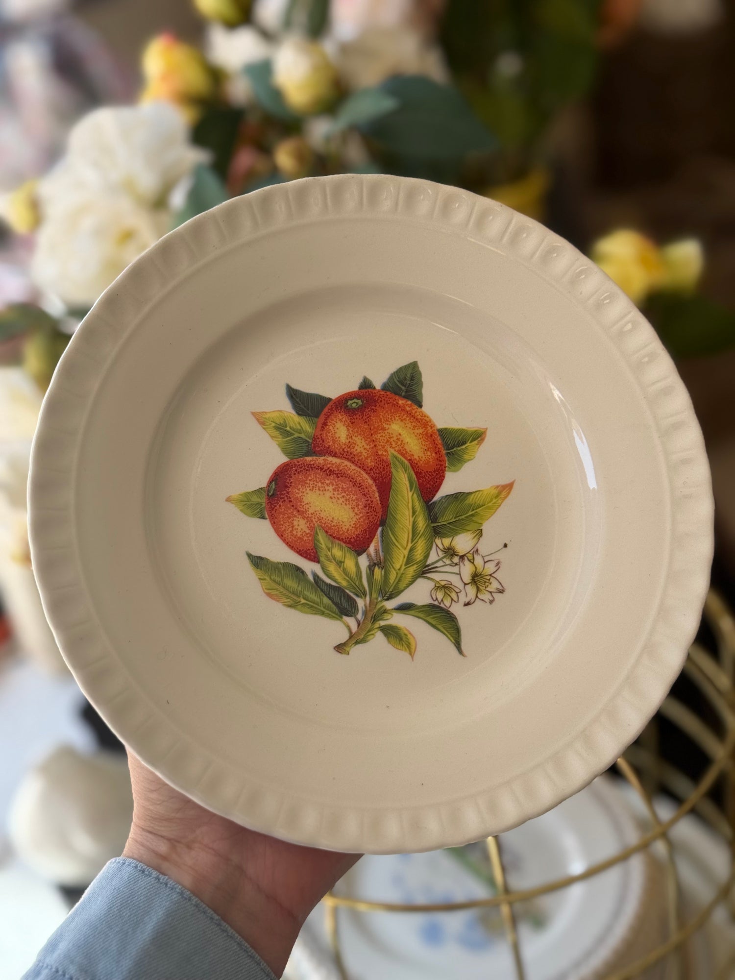 Piatto vintage con decoro pesche e fiori, dettaglio centrale frutta