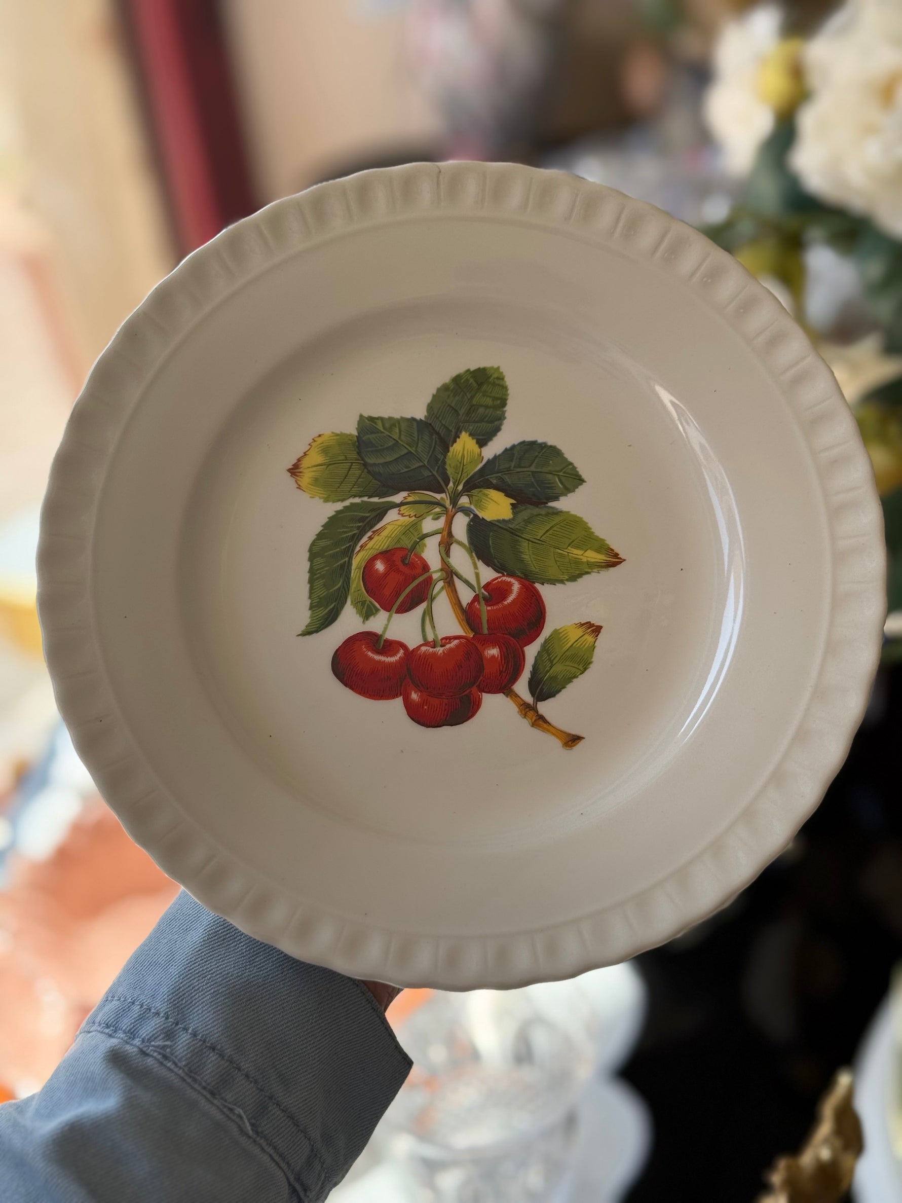 Piatto vintage con ciliegie rosse e foglie verdi, stile classico