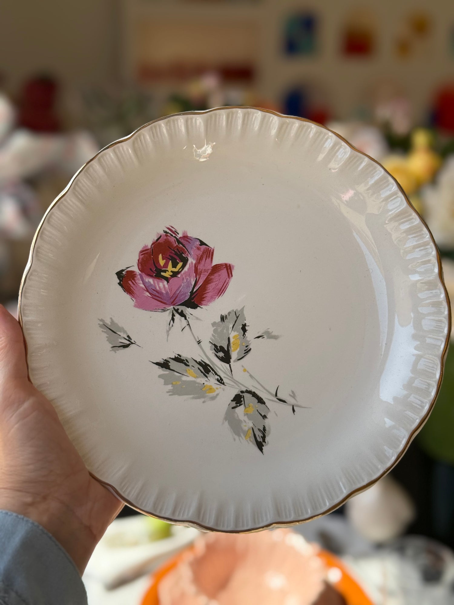 Piatto vintage francese in ceramica con fiore rosa e bordo dorato ondulato diametro 24 cm