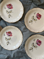 Set di piatti vintage francesi in ceramica con decoro floreale rosa e bordo dorato ondulato