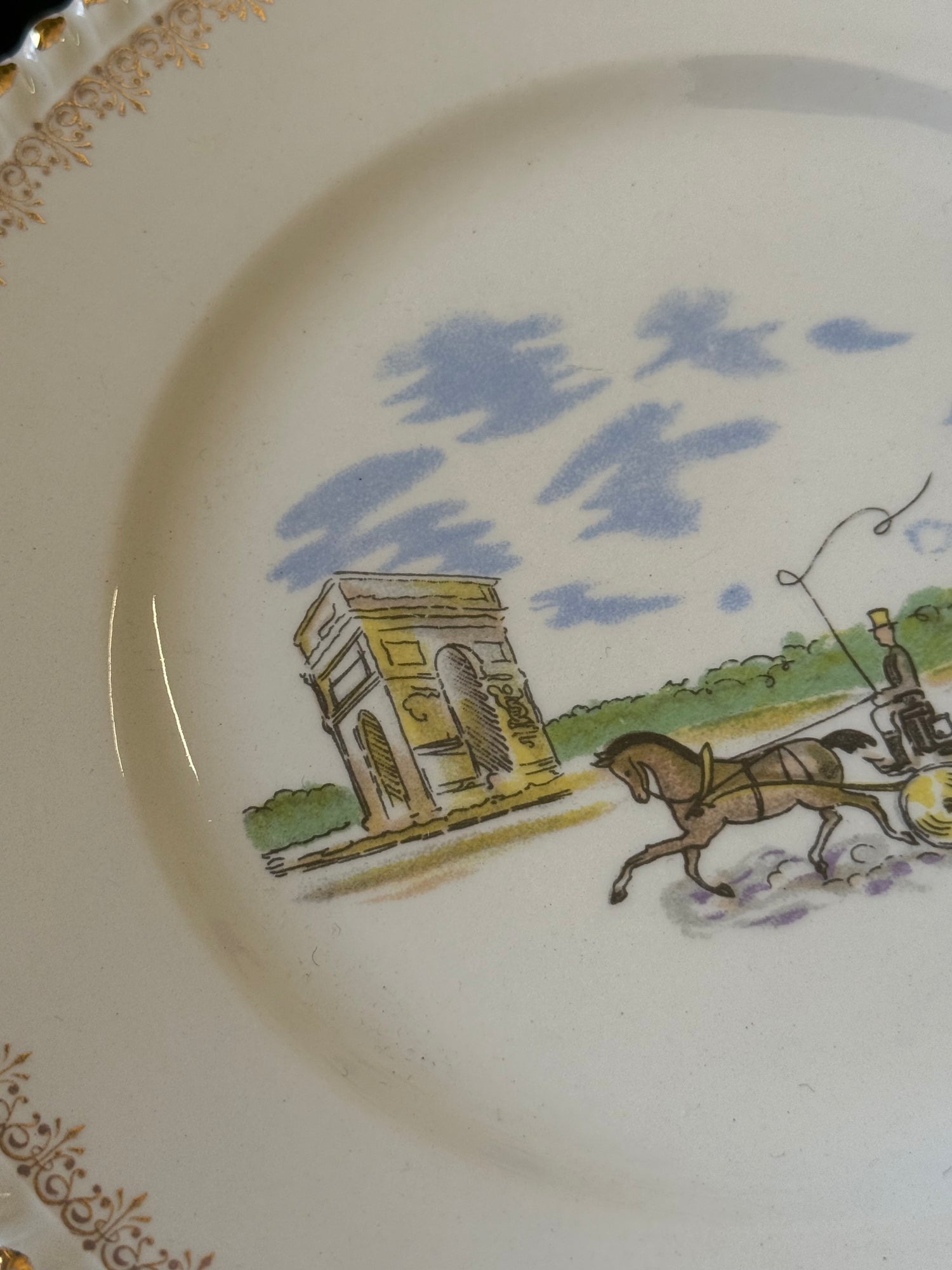 Piatto vintage decorativo con Arco di Trionfo e carrozza a cavallo, bordo oro lavorato, scena parigina romantica