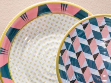 Set da 2 piatti Modern Vesta in melamina con design geometrico, eleganti e resistenti per uso quotidiano e outdoor