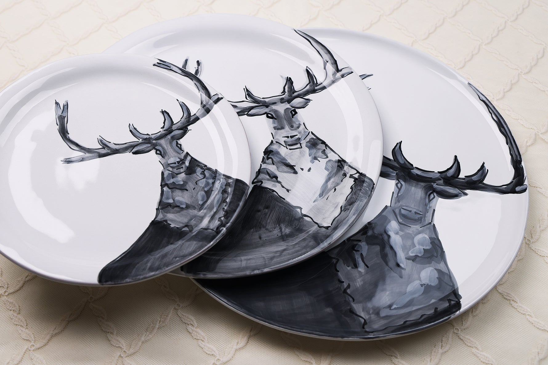 Piatti in ceramica artigianale linea Cervo di Virginia Casa, frutta, piano e presentazione dipinti a mano con motivo cervo