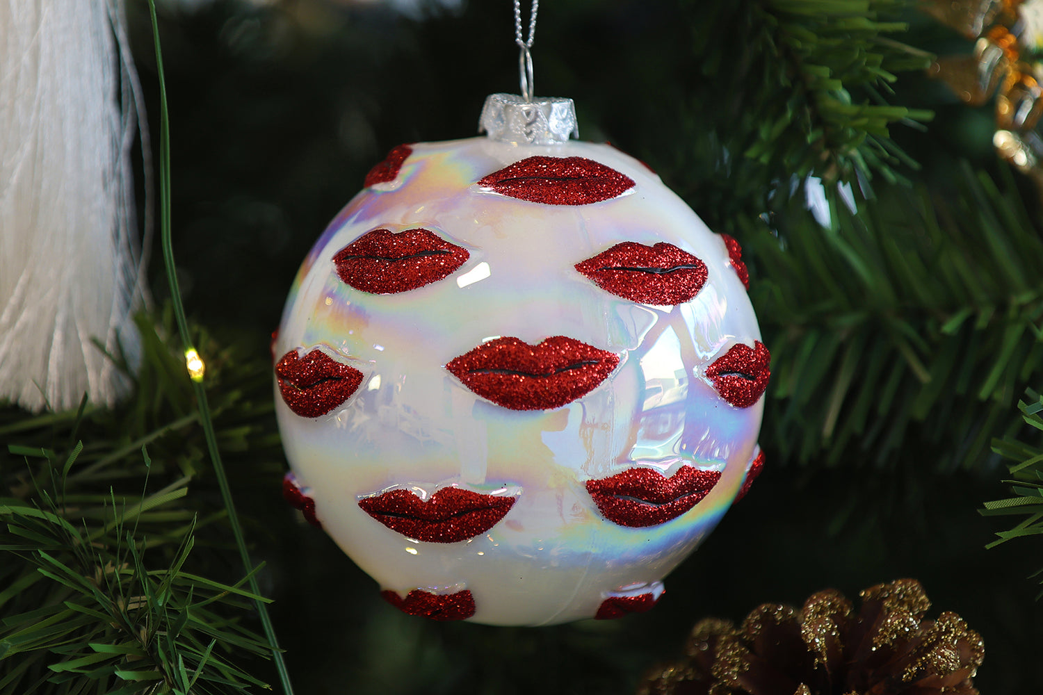 Boule de Noël aux lèvres rouges – ironie et glamour pour le sapin des fêtes