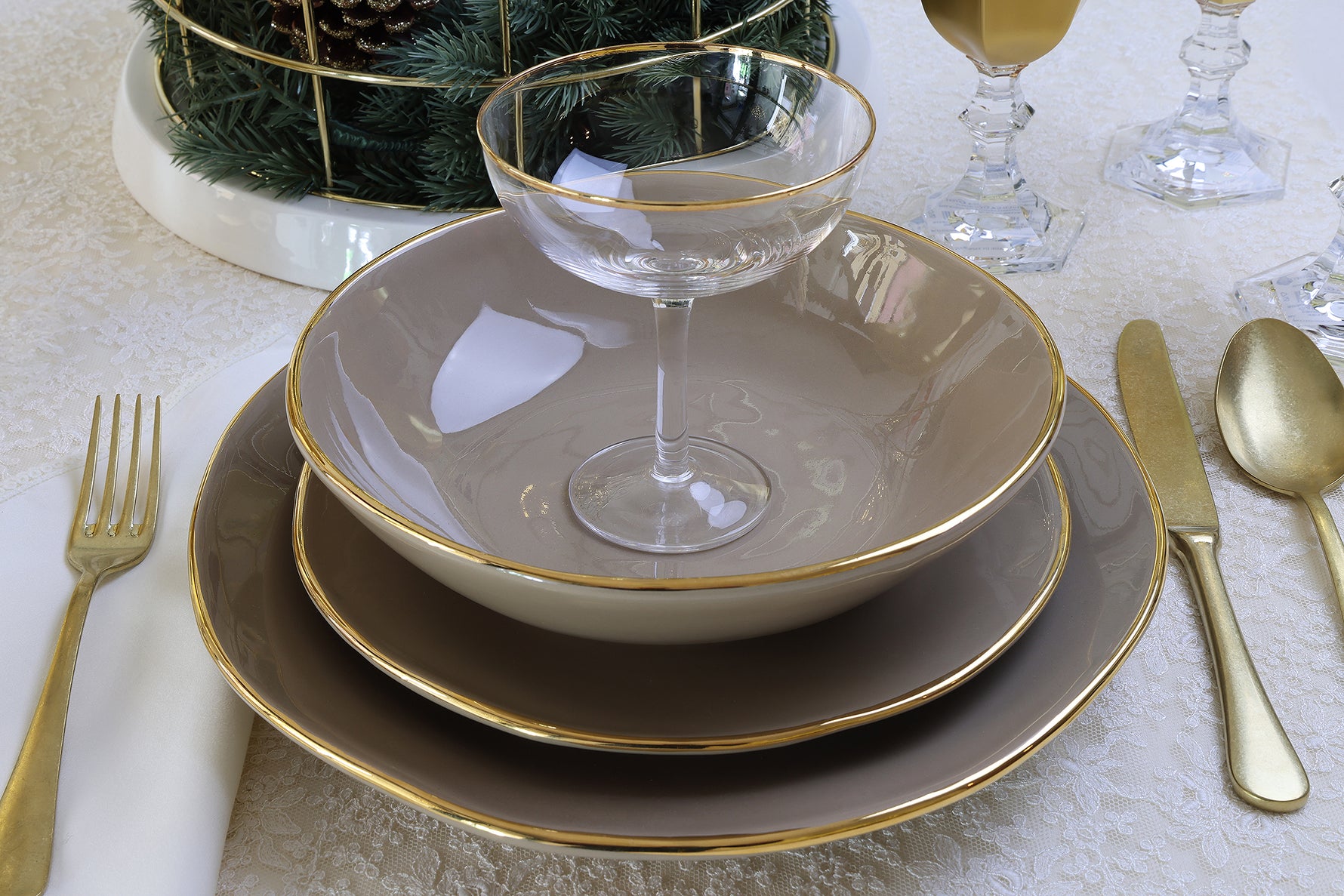 Piatti artigianali color fango con bordo oro linea Materia di Arcucci