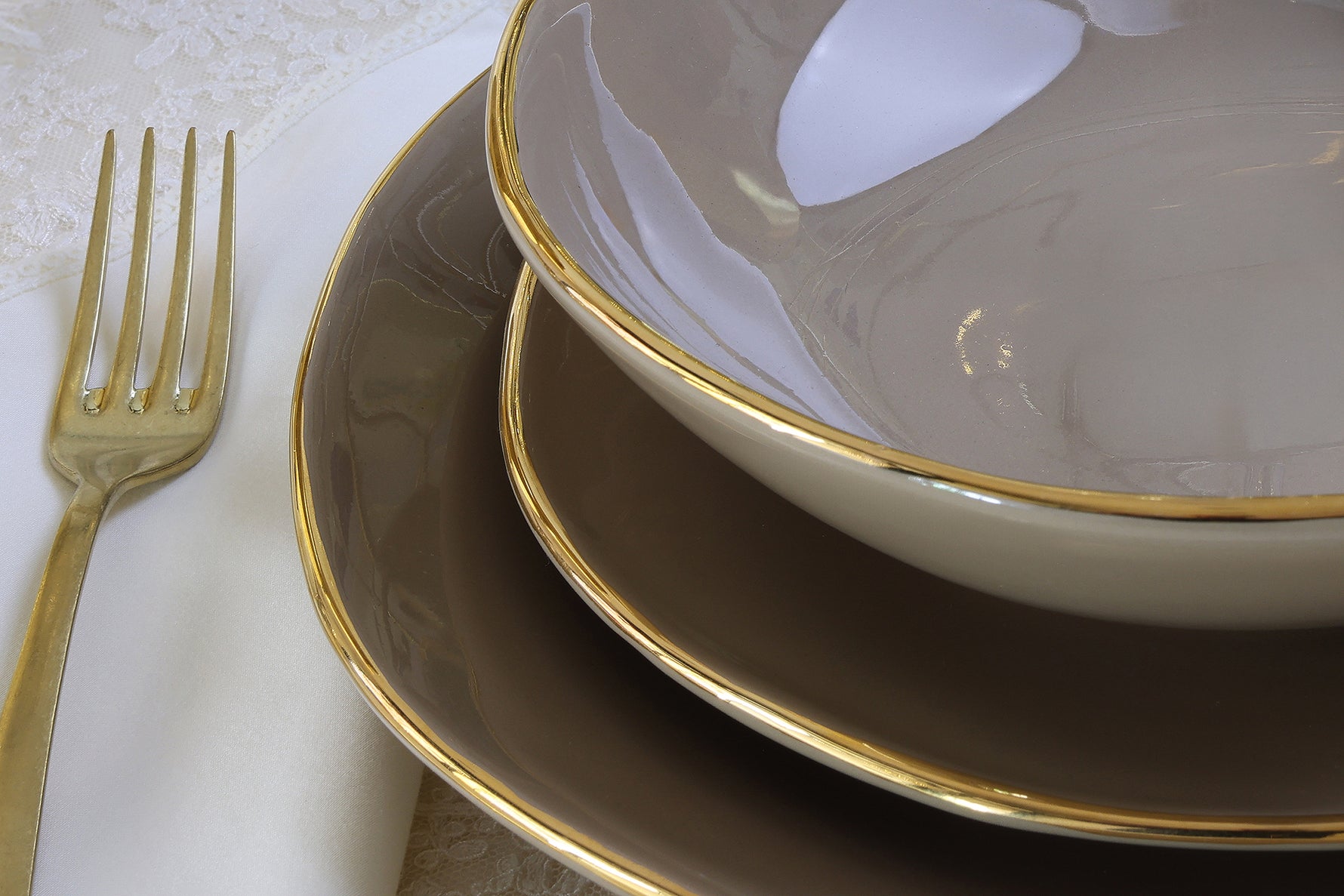 Piatti artigianali color fango con bordo oro linea Materia di Arcucci