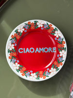 Piatto “Ciao Amore” Ø 16 cm in porcellana Ilaria.I con fondo rosso e decoro floreale multicolore