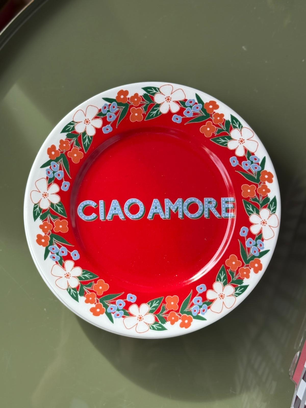 Piatto “Ciao Amore” Ø 16 cm in porcellana Ilaria.I con fondo rosso e decoro floreale multicolore