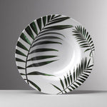 Piatto Kenzia in melamina bianca con foglia di palma verde – Mario Luca Giusti fondo