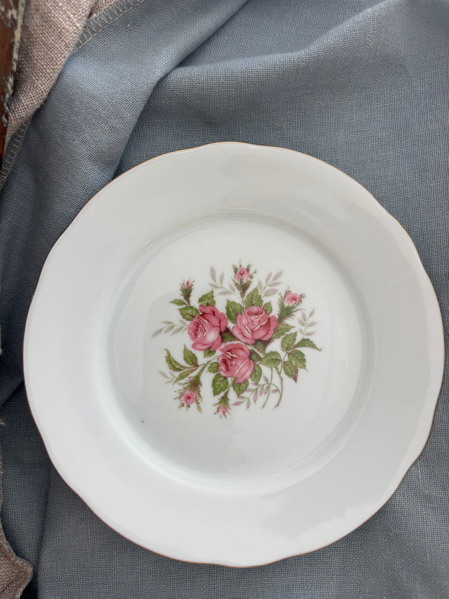 Piatto fondo vintage Bareuther Bavaria in porcellana bianca con decoro floreale di rose rosa al centro e bordo leggermente ondulato Ø20 cm