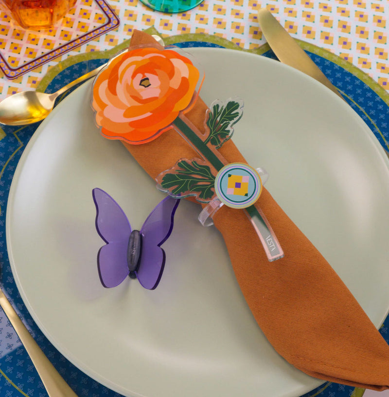 Ranuncolo Vesta Special Moment utilizzato come segnaposto con tovagliolo su tavola apparecchiata