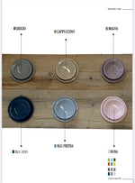 Piatti piani e fondi in ceramica artigianale Virginia Casa nei colori grigio, cappuccino, malva, blu avio, blu pietra e rosa – linea Tavolozza