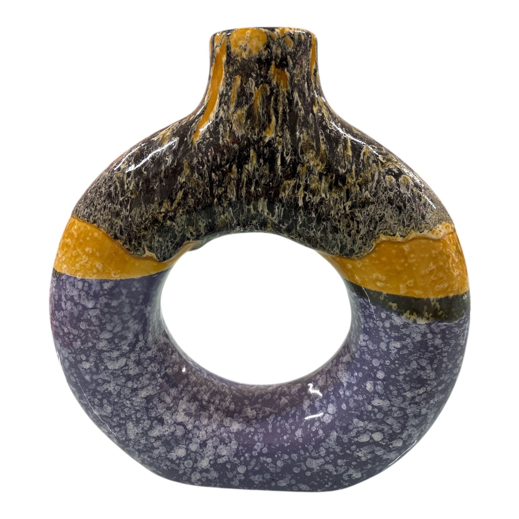 Vaso artigianale in ceramica Marika De Paola con foro centrale e colori lavanda, giallo e nero visto frontalmente