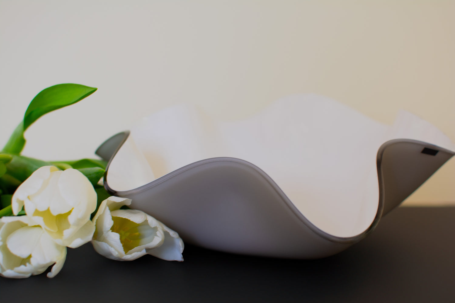 Centrotavola Vesta in acrilico tortora con interno bianco, forma ondulata elegante con tulipani