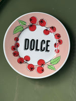Piatto in porcellana rosa Ø16 cm con scritta Dolce e decoro pomodori e foglie verdi.