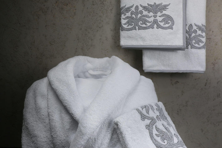 Set asciugamani  e accappatoio in spugna bianca con ricamo grigio abbinato 