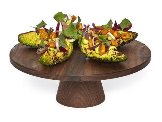 Alzata in legno di noce Dutch Deluxes con assortimento di verdure fresche, ideale per presentazioni eleganti e naturali