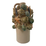Vaso anfora in ceramica decorata con conchiglie e stelle marine, finitura lucida nei toni sabbia, verde e corallo
