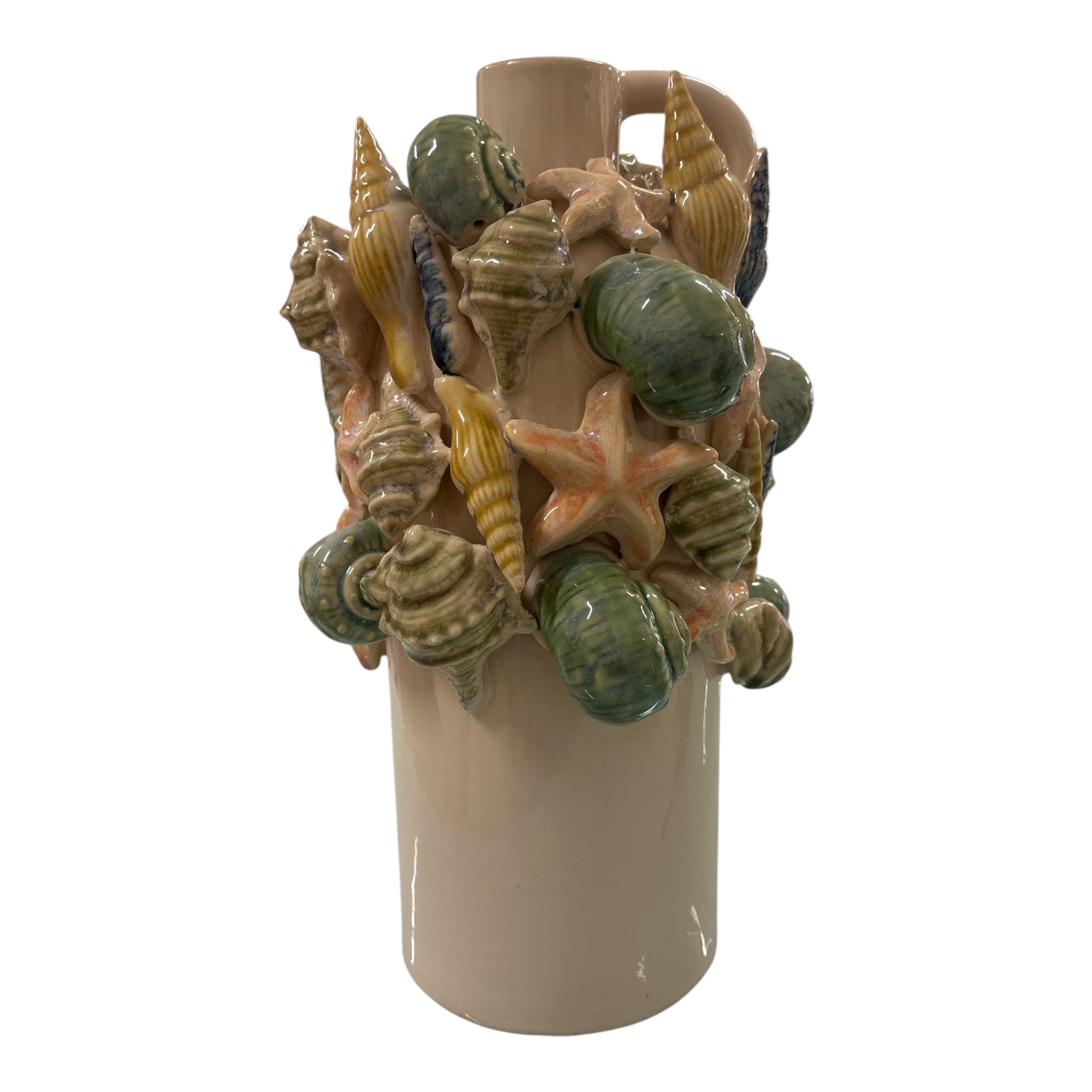 Dettaglio laterale vaso anfora artigianale con applicazioni di conchiglie marine e stelle, stile mediterraneo