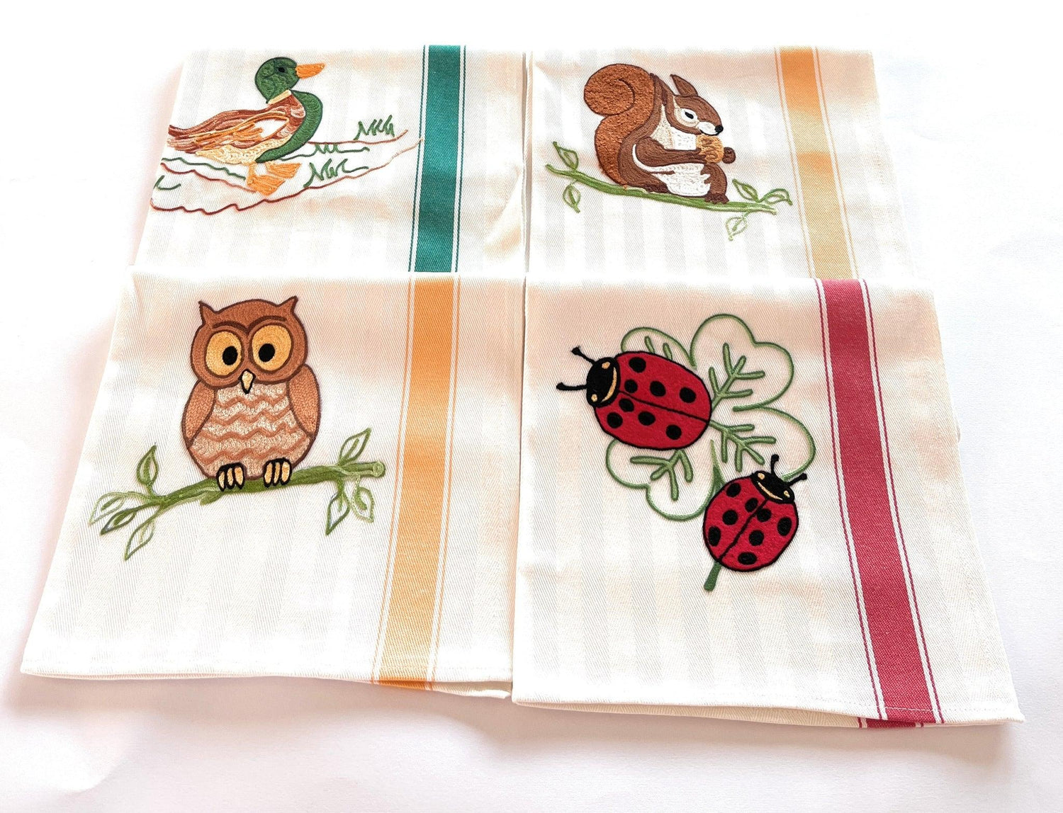 Asciuga piatti in cotone con animali ricamati: modelli assortiti con civetta, anatra, scoiattolo e coccinella