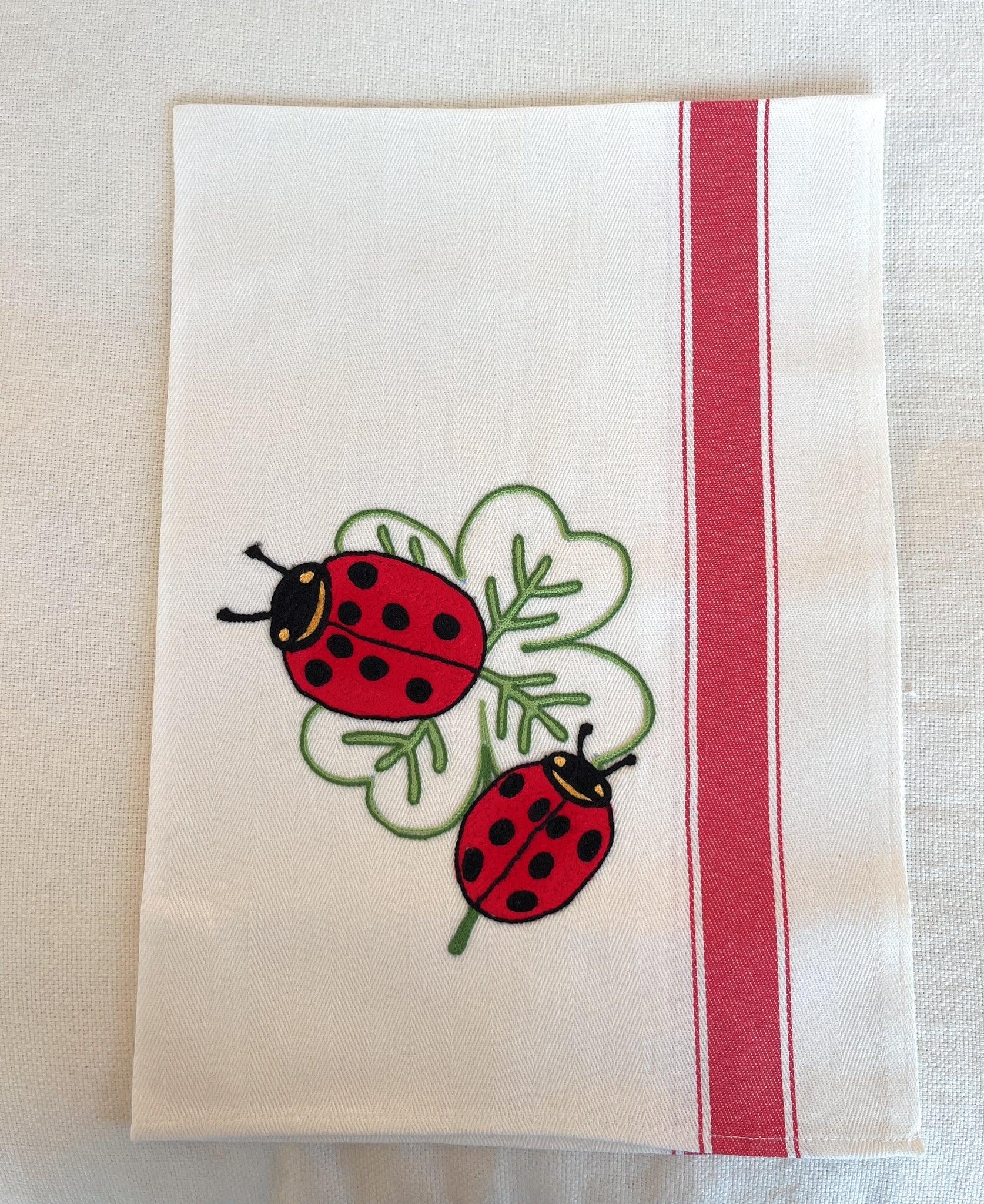 Asciuga piatto in cotone con ricamo di due coccinelle su foglia e banda rossa