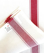 Asciuga piatto in cotone con ricamo coccinelle e banda rossa, dettaglio fronte con decoro e retro con etichetta 100% cotone Made in Italy



