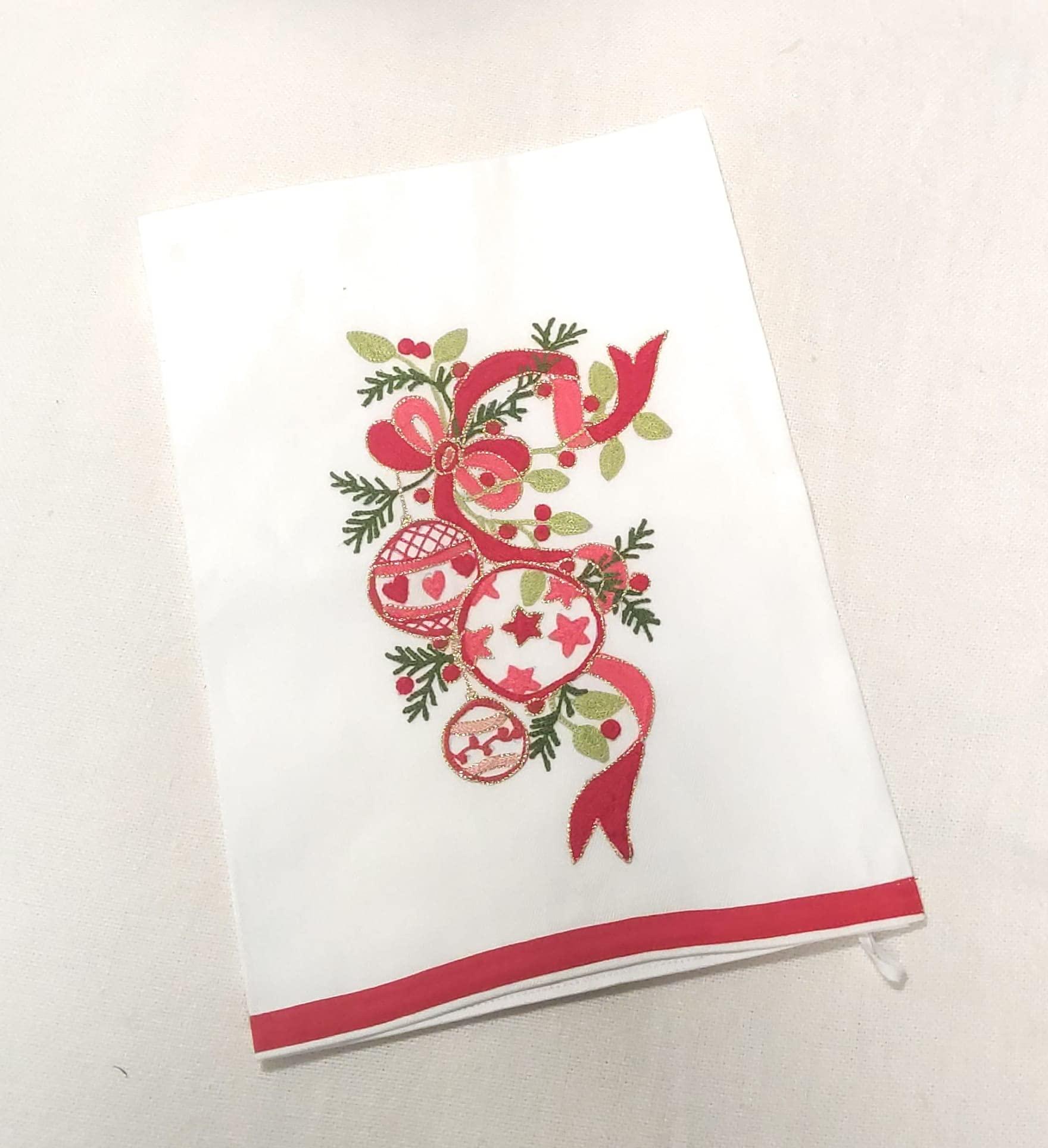 Burazzo bianco con ricamo a tema palline di Natale, fiocco e rami verdi