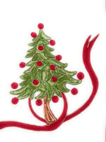 Particolare ricamo albero di Natale e nastro rosso, tema classico natalizio