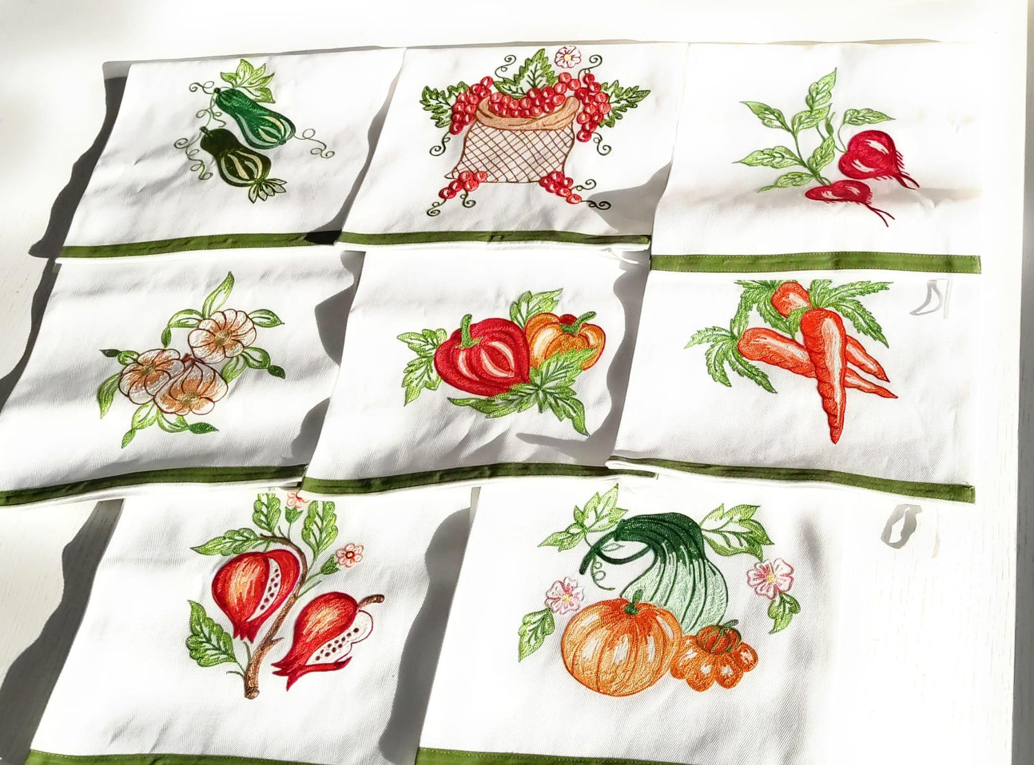 Burazzi da cucina in cotone bianco ricamati a mano con motivi di frutta e verdura – zucchine, uva, ravanelli, aglio, peperoni, carote, melograno, zucca – Made in Italy