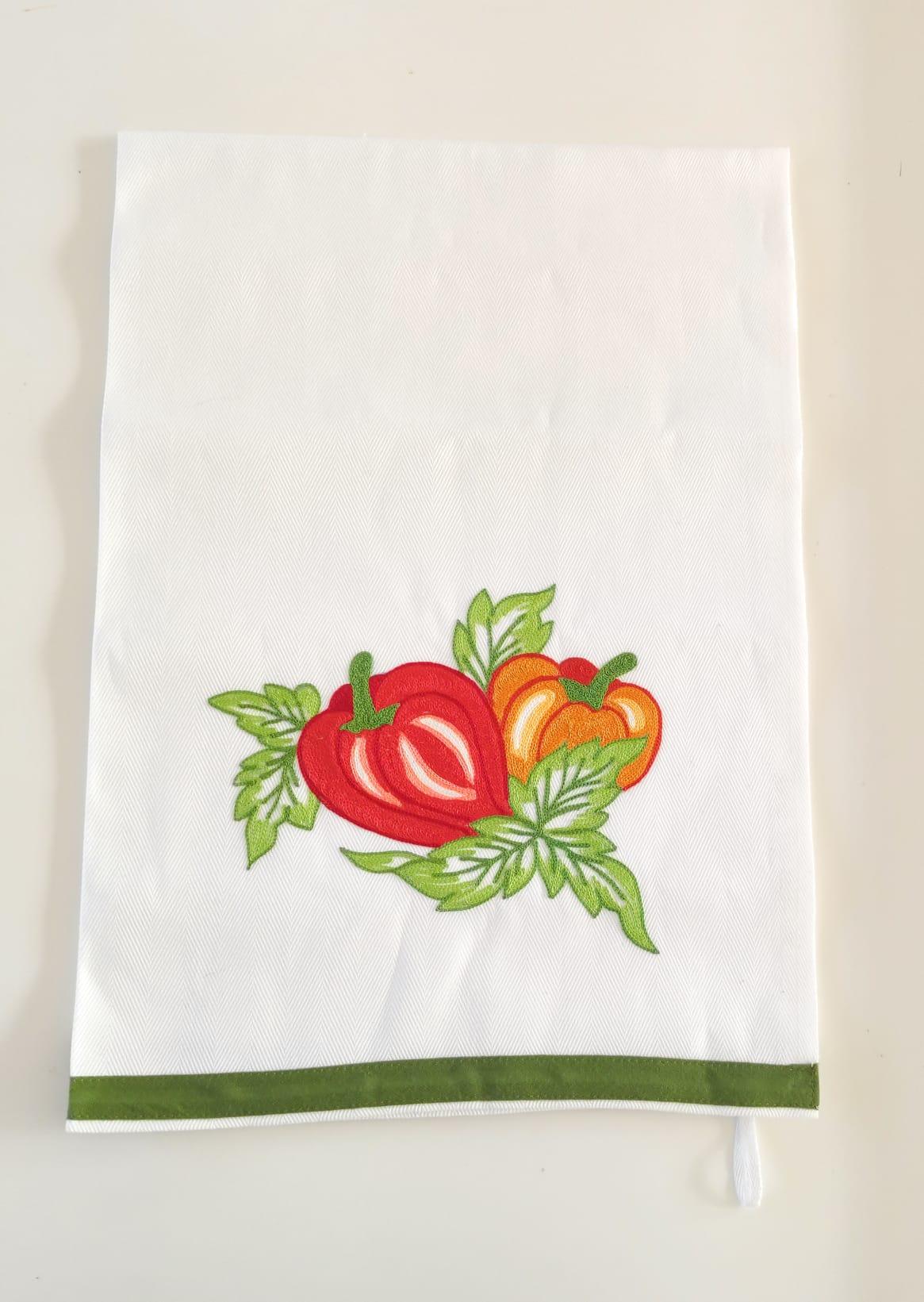 Burazzo ricamato a mano con peperoni rosso e arancio con foglie  su cotone bianco con bordo verde, Made in Italy
