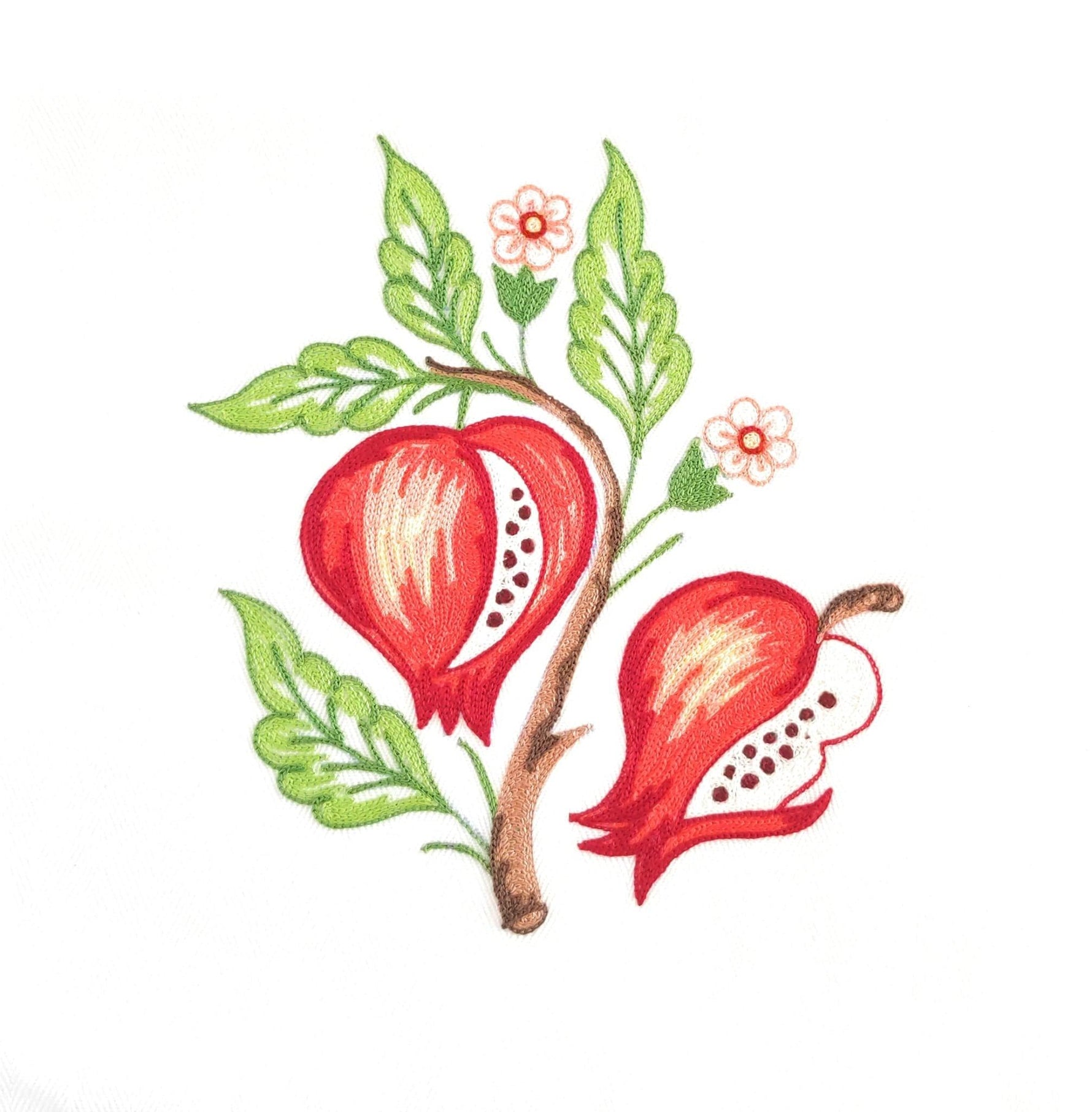 Particolare  ricamo melograni, frutta mediterranea su cotone bianco Made in Italy