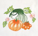 Particolare ricamo con zucche arancio e verdi, foglie verdi e fiori rosa, Made in Italy