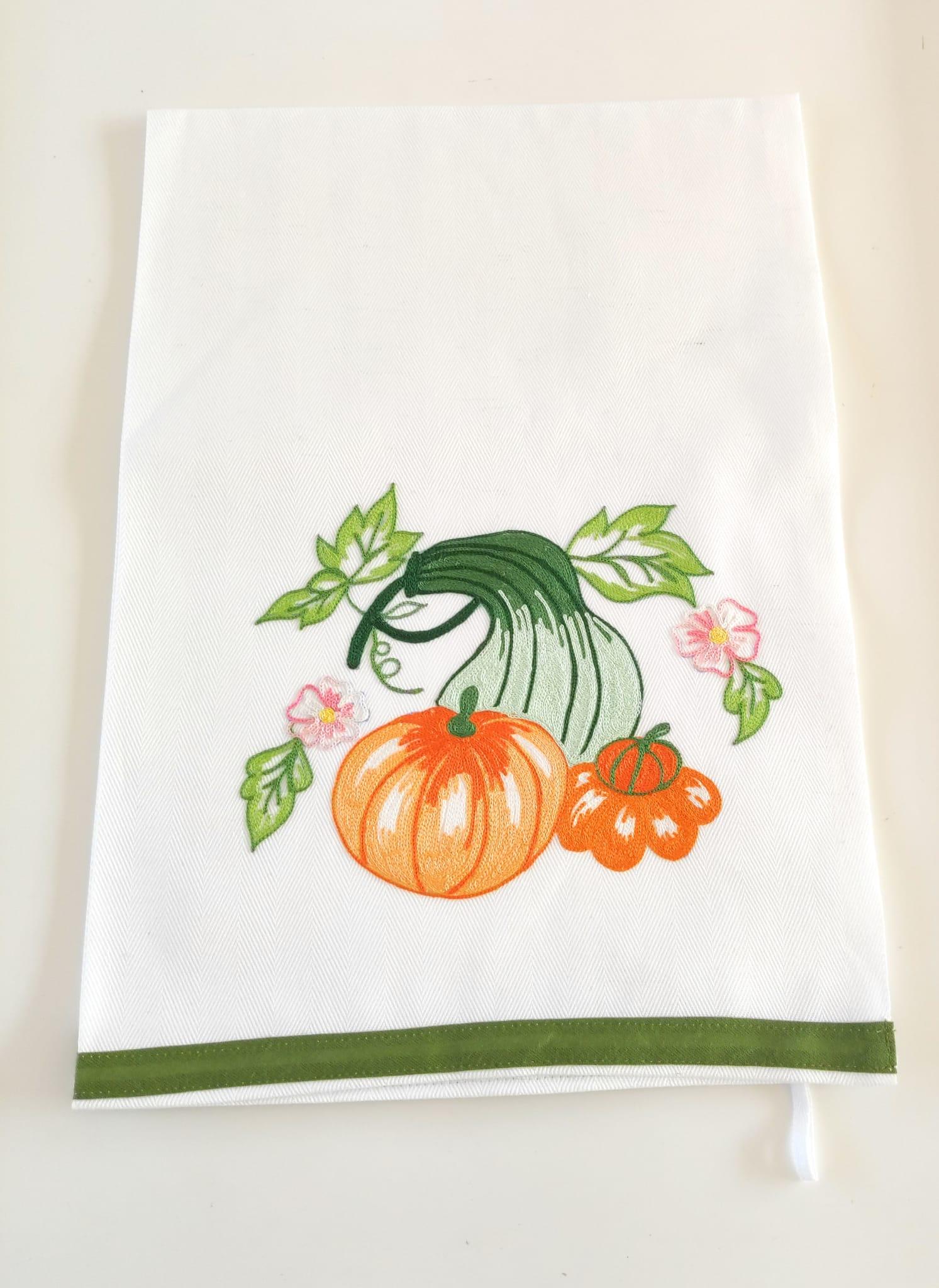 Burazzo ricamato con zucche arancio e verde su cotone bianco con bordo verde,Made in Italy