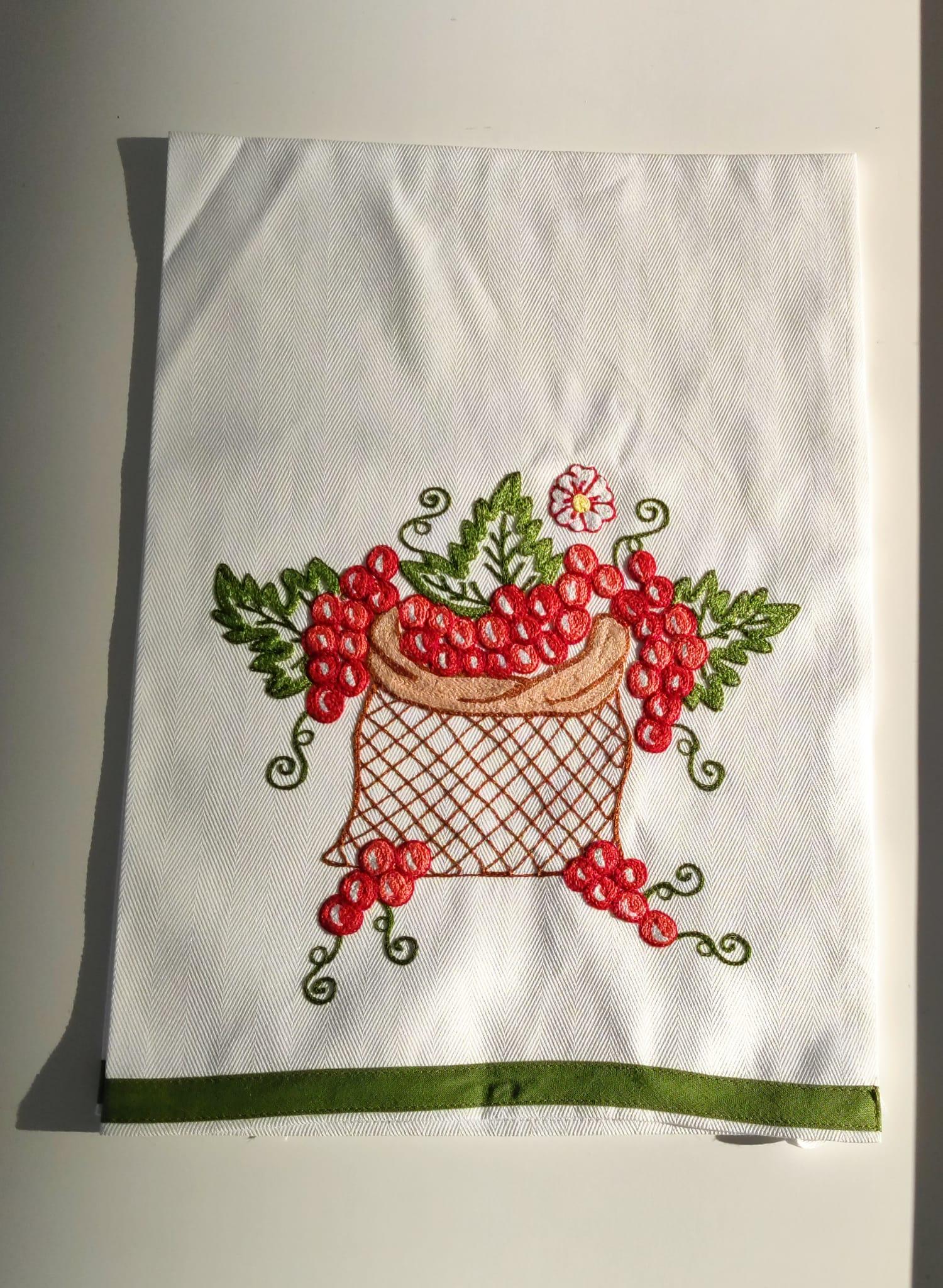 Burazzo ricamato a mano con grappolo d’uva e foglia di vite con bordo verde Made in Italy

