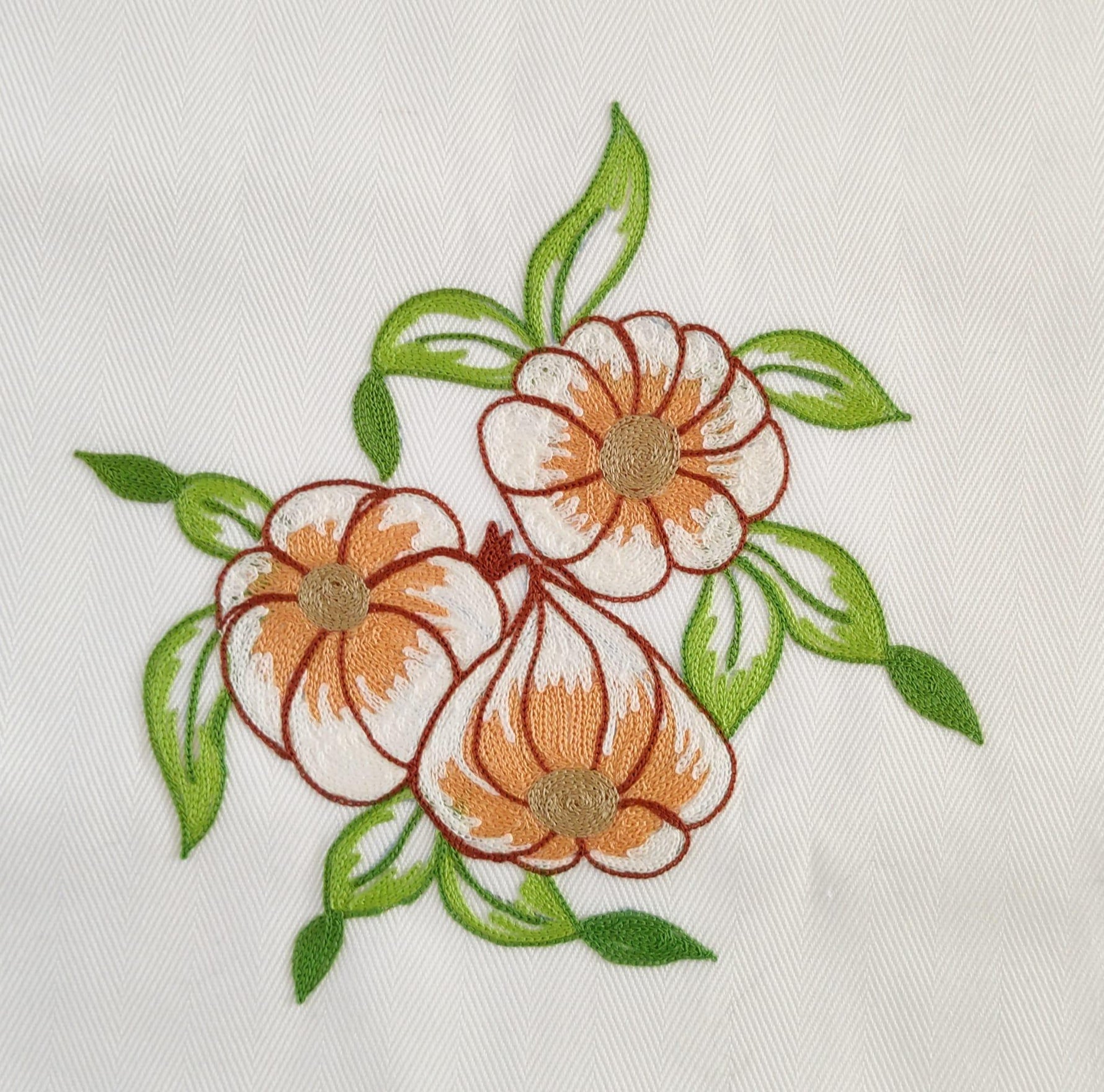 Particolare ricamo aglio su burazzo Made in Italy