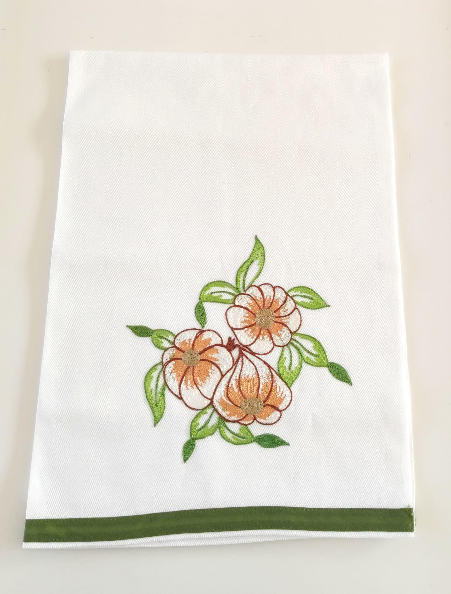 Burazzo ricamato a mano con agliosu cotone bianco e bordo verde, Made in Italy