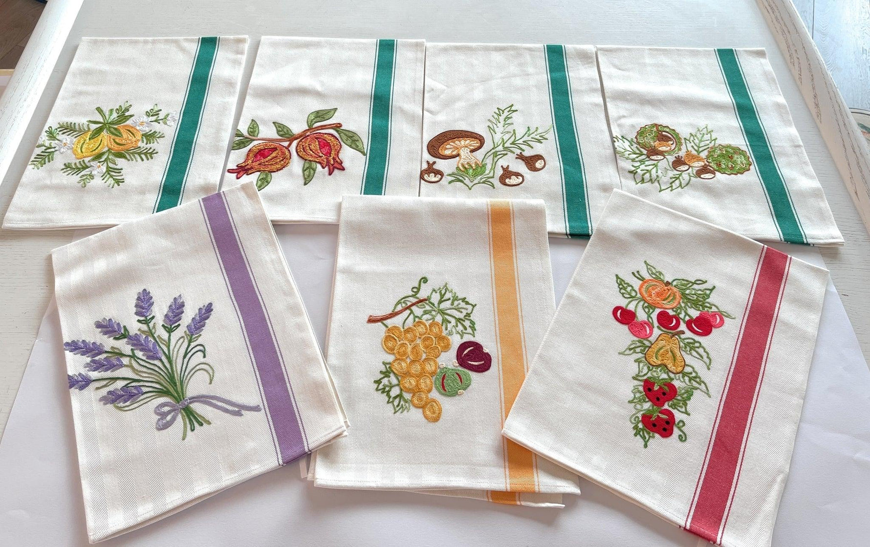 Asciuga piatti in cotone con ricami orto, frutta, verdure e fiori assortiti su fondo bianco