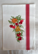 Asciuga piatto con zucca, ciliegie e fragole su riga rossa