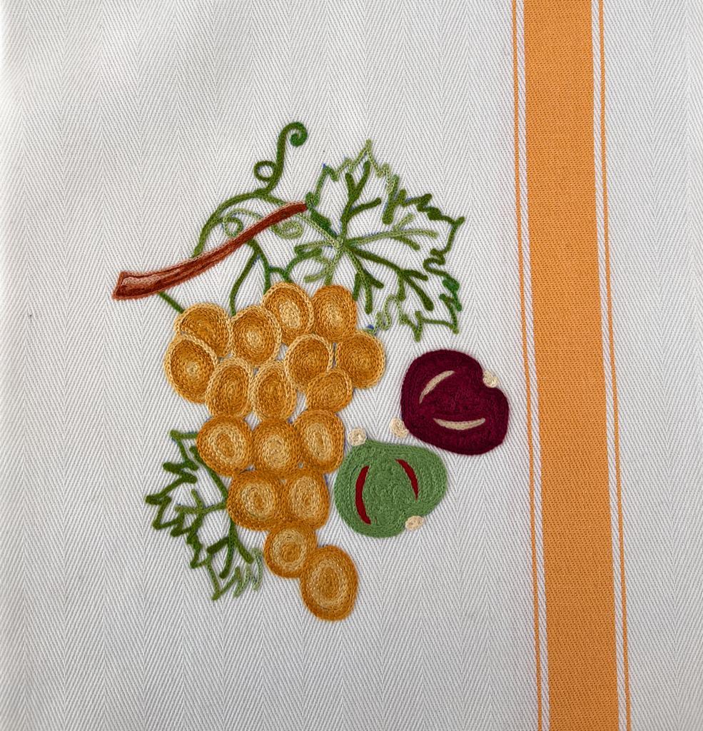 Asciuga piatto con uva gialla e prugne e riga gialla